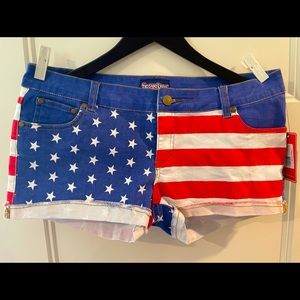 cute, stretch, flag shorts. Fits like sz 8